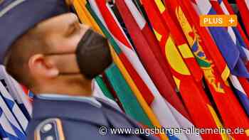 Großer Zapfenstreich für Nato-General Jürgen Knappe in Ulm - Augsburger Allgemeine