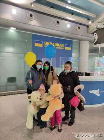 Ucraina:10 profughi arrivati in aeroporto Catania - Agenzia ANSA