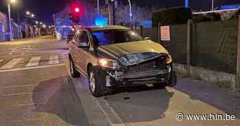 Bestelwagen en auto botsen op kruispunt aan Expresweg in Waregem - Het Laatste Nieuws