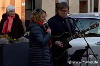 Über 30 Menschen kamen zur Friedensmeditation am Tauberbischofsheimer Marktplatz - Tauberbischofsheim - Nachrichten und Informationen - Fränkische Nachrichten
