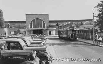 Cars and buses wait outside Loughton train station in 1950s