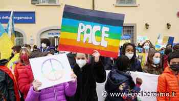 Stezzano, gli studenti in marcia per chiedere la pace in Ucraina - Fotogallery e video - L'Eco di Bergamo