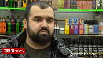 Hull: Gang's Whitefriargate shop attack caught on CCTV - BBC