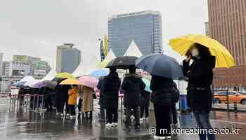 Daily coronavirus cases stay below 400,000; concerns linger over spike amid eased curbs - koreatimes