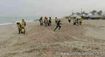 Pulizia delle spiagge, maxi raccolta di detriti: gli studenti concludono l’opera con un'idea tutta nuova - corriereadriatico.it