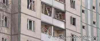 Un obus explose devant un immeuble à Kyïv, faisant cinq blessés