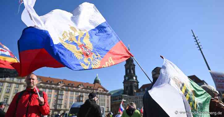 Corona-Gegner schwenken Russland-Fahnen bei Demo in Dresden