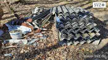 Kiekindemark bei Parchim: Täter entsorgen 40 Asbestplatten illegal im Wald | svz.de - svz – Schweriner Volkszeitung