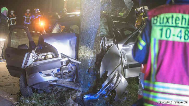 Landkreis Stade: Auto prallt gegen Baum – drei junge Frauen schwer verletzt - t-online - Hamburg