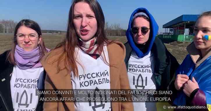 Polonia, manifestazione di sostegno all’Ucraina al confine con la Bielorussia: “Basta affari con Mosca, usa soldi per  lanciare razzi sulle case”