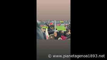 Blessin, gli "olé" della Nord e una sciarpa del Genoa in dono - Video - Pianetagenoa1893.net