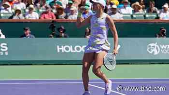 Swiatek beats Sakkari to win Indian Wells, No. 2 ranking - Belleville News-Democrat