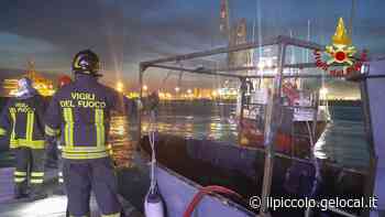 Barca in fiamme, alla deriva e semiaffondata, allo Scalo Legnami di Trieste. Incendio anche su un peschereccio - Il Piccolo