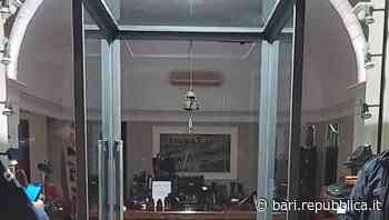 Bari, furti a raffica nei negozi del centro: arrestato in flagrante un uomo che aveva appena sfondato vetrina - La Repubblica