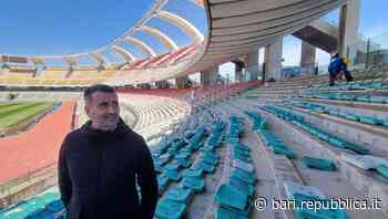 Bari, al San Nicola via i vecchi seggiolini: "Andranno all'asta per sostenere la popolazione ucraina" - La Repubblica