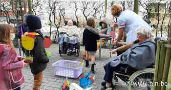 Leerlingen De Zonnebloem verrassen bewoners WZC Sint-Vincentius op zelfgeknutselde paaskippen - Het Laatste Nieuws