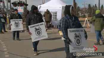 CP Rail workers on the picket line in Calgary as no union deal reached - Global News