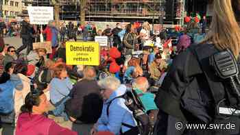 Keine Masken: Polizei stoppt Demo gegen Coronapolitik in Freiburg - SWR Aktuell