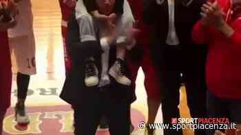 Tutta la squadra ad applaudire la postazione dove sedeva Marco Beccari. Momenti di grande commozione al PalaBakery. VIDEO - SportPiacenza