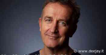 Mentre seppellisce la madre riceve una chiamata: era lei. Ascolta la telefonata originale - RADIO DEEJAY