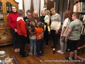 Marco, 90 anni, ospita sette bimbi ucraini con le mamme: «Ricordo la guerra, sono come il loro nonno» - Il Corriere di Bologna