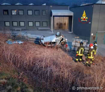 Auto fuori strada a Quarona: donna incastrata tra le lamiere - Prima Vercelli