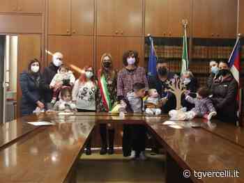 Motta de' Conti: consegnati i bonus bebè - TG Vercelli - tgvercelli.it