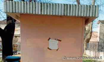 Bagno chiuso al parco, su una parete spunta un cartello di protesta - ciociariaoggi.it