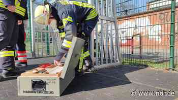 Feuerwehreinsatz in Celle: Tor gefallen, Kind gerettet - NDR.de