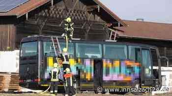 Schulbus fängt an zu qualmen - 27 Kinder werden von Busfahrer gerettet