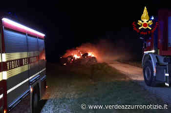 I vigili del fuoco del comando di Siena sono intervenuti a partire dalle ore 00:20 circa, per un incendio che ha coinvolto circa 50 rotoballe - Verde Azzurro Notizie