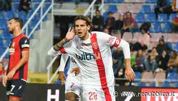 Serie B: il Monza batte il Crotone e si va in vetta. Il Lecce frena a Parma - la Repubblica