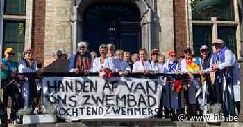 Actievoerders verzamelen in zwemkledij op Grote Markt Diest tegen sluiting openlucht zwembad: “Ik heb er mijn vrouw leren kennen en mijn kinderen leren zwemmen” - Het Laatste Nieuws