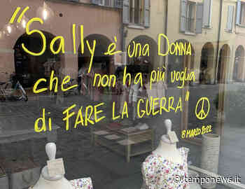 Le vetrine di Carpi “parlano” e chiedono Pace per tutte le donne - Temponews - COOPERATIVA RADIO BRUNO srl