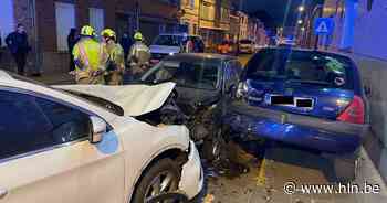 Auto knalt voor tweede ochtend op rij op geparkeerde wagens in Menen - Het Laatste Nieuws