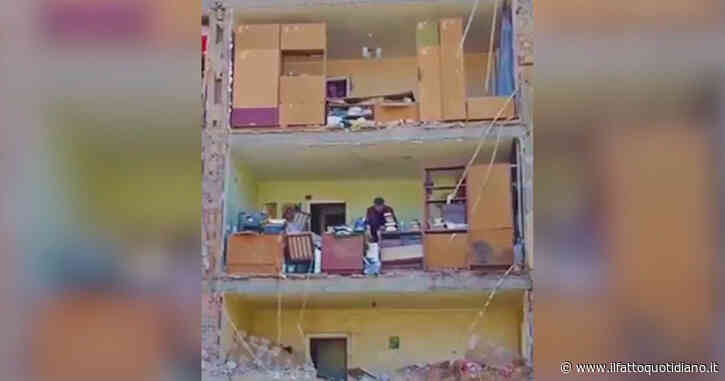 Guerra Russia-Ucraina, palazzo sventrato dalle bombe a Kiev: l’inquilino raccoglie i suoi effetti personali