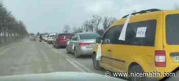 Pourquoi les Ukrainiens accrochent-ils des tissus blancs à leur voiture?