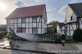 FW-WRN: FEUER_2 - LZ1 - brennt Hecke, vom Wohnhaus entfernt