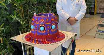 Kunst in vaccinatiecentrum: vrijwilliger Omar creatief met dopjes lege vaccinflesjes - Het Laatste Nieuws