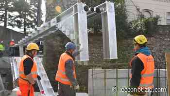Lecco | Installata la nuova passerella pedonale in via Carlo Porta - Lecco Notizie