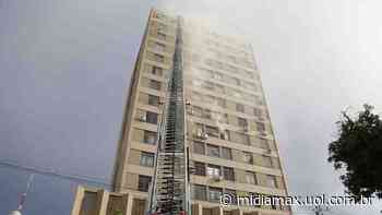 Bombeiros usam escada Magirus para retirar moradores de prédio durante incêndio no Centro - Jornal Midiamax