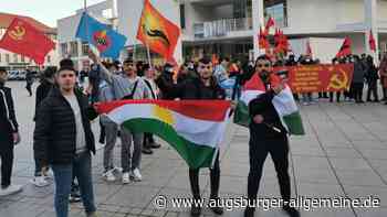 Kurden und Kurdinnen feiern ihr Neujahrfest auf dem Ulmer Münsterplatz
