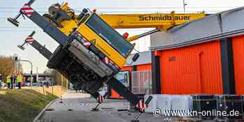 Autokran kippt auf Supermarkt: Gebäude muss evakuiert werden