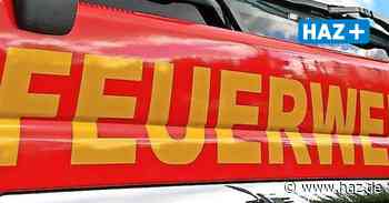 Feuerwehr löscht brennende Baumstämme am Spielplatz in Arnum - HAZ