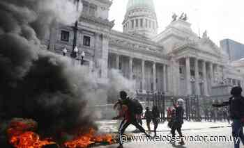Incidentes y enfrentamientos en Buenos Aires mientras el Congreso vota el acuerdo con el FMI - El Observador