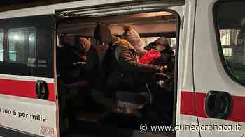 Di notte l'arrivo ad Alba di una famiglia ucraina in fuga dalla guerra (2 adulti e 3 minori)- Cuneocronaca.it - Cuneocronaca.it