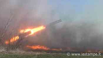 Armi termobariche contro Mariupol, le immagini dei razzi 'lanciafiamme volanti' in grado di produrre esplosioni di fuoco e onde d'urto devastanti - La Stampa