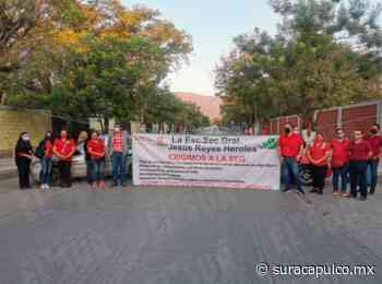 Paran trabajadores de secundaria de Iguala y bloquean avenida para la atención de sus demandas - El Sur de Acapulco