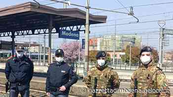 Modena, Viaggia in treno armato di pistola. Gli altri passeggeri lo fanno fermare - La Gazzetta di Modena