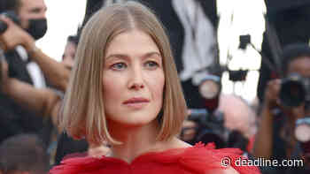 Rosamund Pike Joins Protest Outside Russia’s London Embassy - Deadline